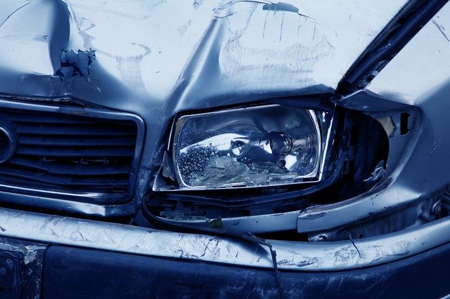 Zderzenie samochodu osobowego z karetką w Opolu